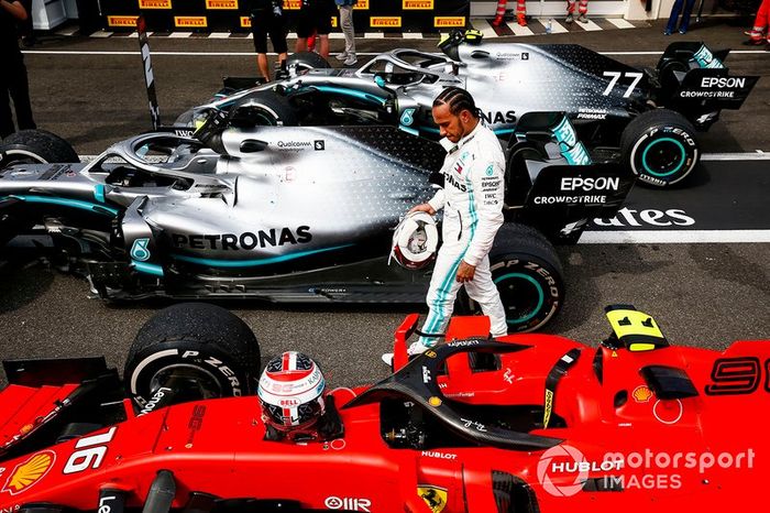 Lewis Hamilton, Mercedes AMG F1, revisa el Ferrari SF90 de Charles Leclerc en Parc Ferme
