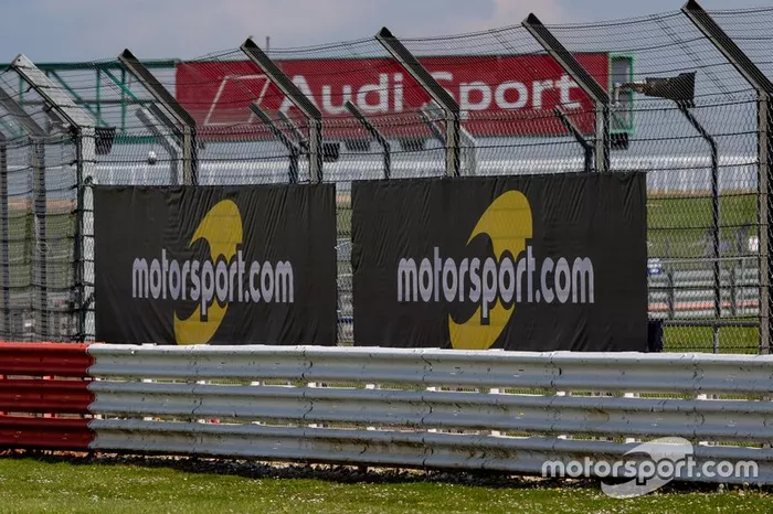 Motorsport.com signage