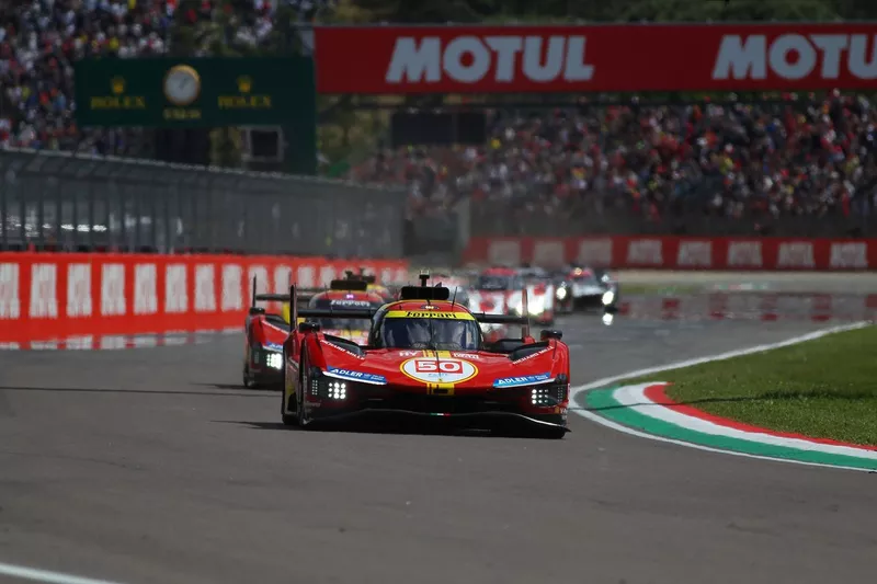 Restart, #50 Ferrari AF Corse Ferrari 499P: Antonio Fuoco, Miguel Molina, Nicklas Nielsen leads