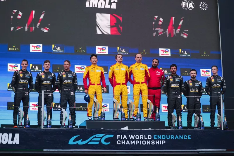 Podio HY CUP: Vincitore della gara #83 AF Corse Ferrari 499P: Robert Kubica, Robert Shwartzman, Yifei Ye, secondo posto #38 Hertz Team Jota Porsche 963: Jenson Button, Philip Hanson, Oliver Rasmussen, terzo posto #12 Hertz Team Jota Porsche 963: Will Stev