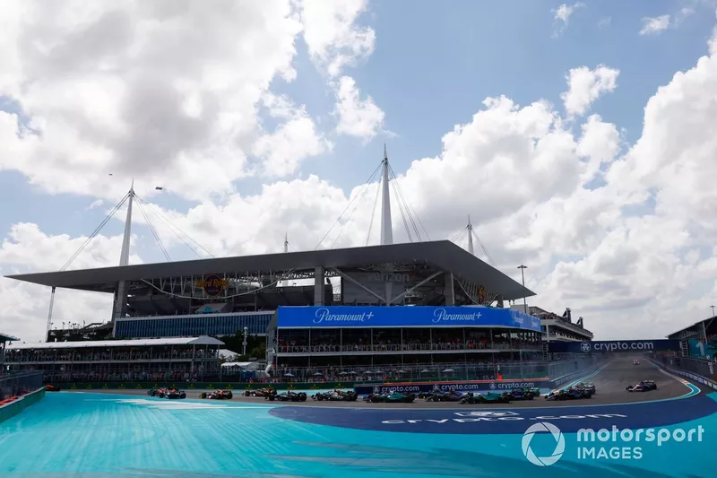 Max Verstappen, Red Bull Racing RB20, Charles Leclerc, Ferrari SF-24, Carlos Sainz, Ferrari SF-24, Sergio Perez, Red Bull Racing RB20, le reste du peloton au départ.