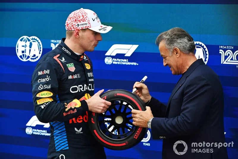Max Verstappen, Red Bull Racing, reçoit le Pirelli Pole Position Award des mains de Jean Alesi.