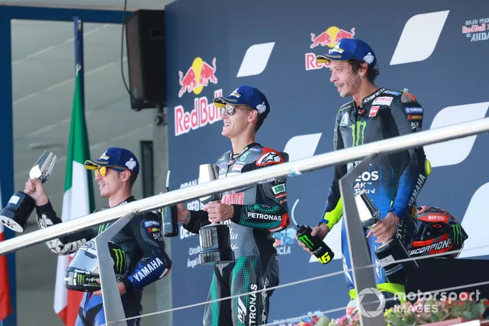 Podio: ganador de la carrera Fabio Quartararo, Petronas Yamaha SRT, segundo lugar Maverick Viñales, Yamaha Factory Racing, tercer lugar Valentino Rossi, Yamaha Factory Racing