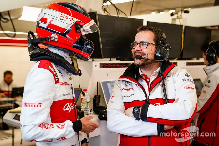 Julien Simon-Chautemps, ingegnere di pista dell'Alfa Romeo, con Robert Kubica, Alfa Romeo