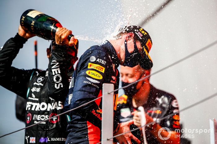 Podio: ganador de la carrera Max Verstappen, Red Bull Racing, segundo lugar Lewis Hamilton, Mercedes AMG F1