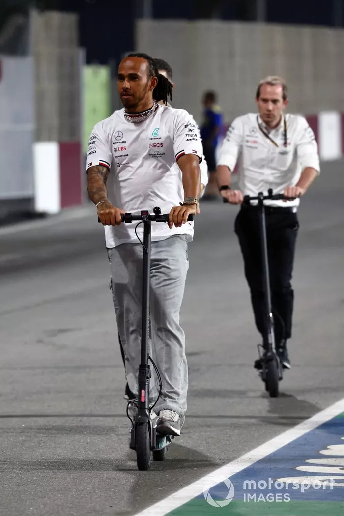 Lewis Hamilton, Mercedes recorre la pista en patinete