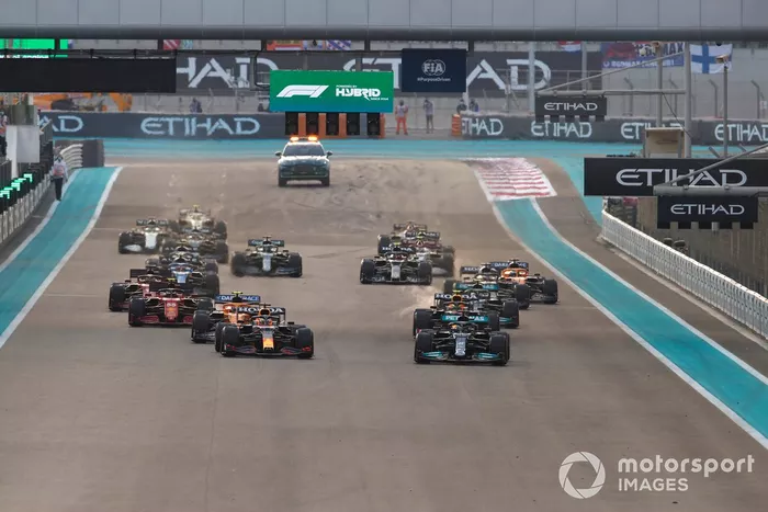 Lewis Hamilton, Mercedes W12, Max Verstappen, Red Bull Racing RB16B, Sergio Pérez, Red Bull Racing RB16B, Charles Leclerc, Ferrari SF21, el resto de la parrilla en la salida