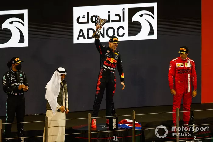 Podio: segundo lugar Lewis Hamilton, Mercedes, ganador y campeón Max Verstappen, Red Bull Racing, tercer lugar Carlos Sainz Jr., Ferrari