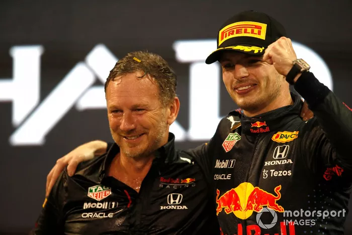 Podio: ganador y campeón Max Verstappen, Red Bull Racing y Christian Horner, Director de Red Bull Racing