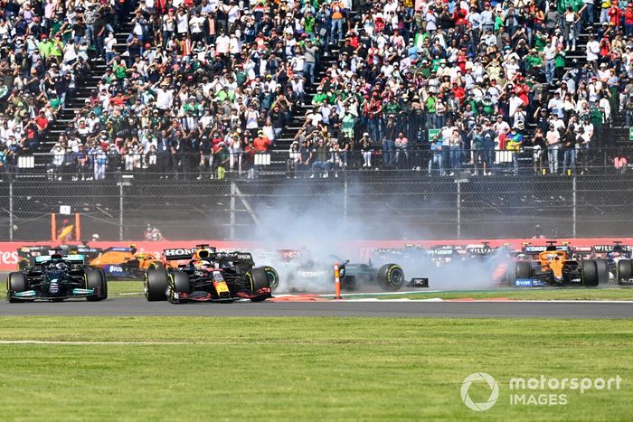 Max Verstappen, Red Bull Racing RB16B, Lewis Hamilton, Mercedes W12, mientras Valtteri Bottas, Mercedes W12, hace un trompo en la primera vuelta