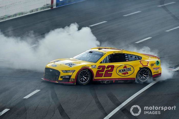 Joey Logano, Equipo Penske, Ford Mustang Shell Pennzoil celebra su victoria en la carrera