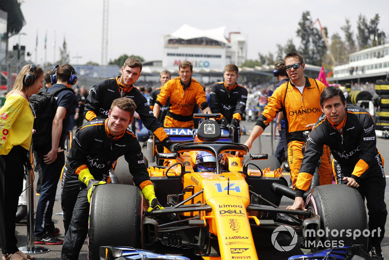 Fernando Alonso, McLaren MCL33, arrive sur la grille