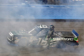 Yarış galibi Brett Moffitt, Hattori Racing Enterprises, Toyota Tundra KOBE