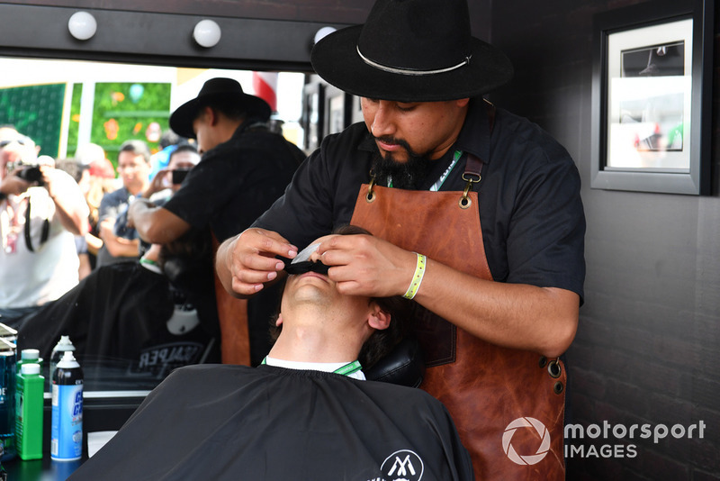 Esteban Gutierrez al Movember Barbers shop