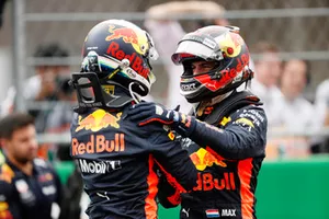 Daniel Ricciardo, Red Bull Racing, festeggia con Max Verstappen, Red Bull Racing, dopo aver conquistato la Pole Position