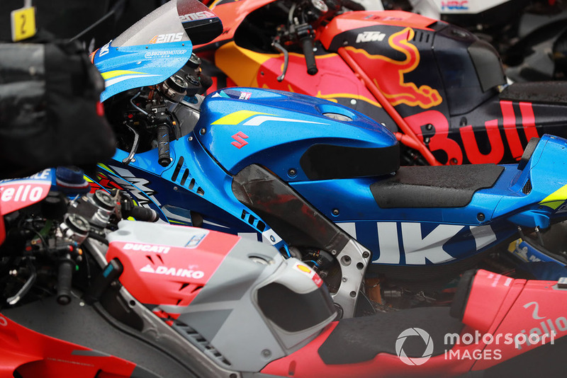 Les motos de Red Bull KTM Factory Racing, Team Suzuki MotoGP, Ducati Team, dans le Parc Fermé