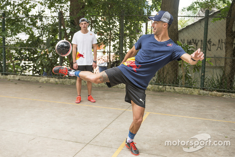 Max Verstappen y Daniel Ricciardo, Red Bull Racing juegan Futsal en Brasil