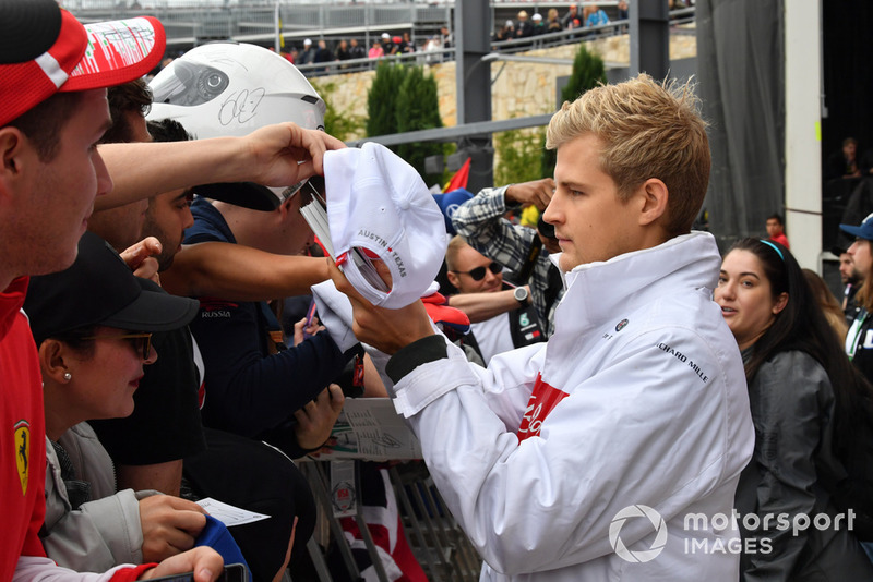 Marcus Ericsson, Sauber, firma autografi ai tifosi