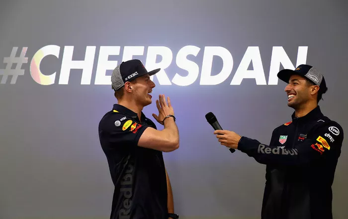 Max Verstappen, Red Bull Racing, y Daniel Ricciardo, Red Bull Racing, hablan al equipo Red Bull Racing