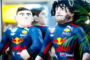 Les mascottes de Daniel Ricciardo, Red Bull Racing, et Max Verstappen, Red Bull Racing