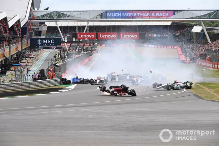 El accidente de Zhou Guanyu, Alfa Romeo C42, al inicio de la carrera