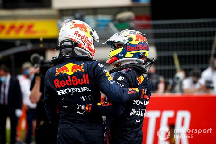 Ganador Max Verstappen, Red Bull Racing y el segundo lugar Sergio Pérez, Red Bull Racing celebran en Parc Ferme