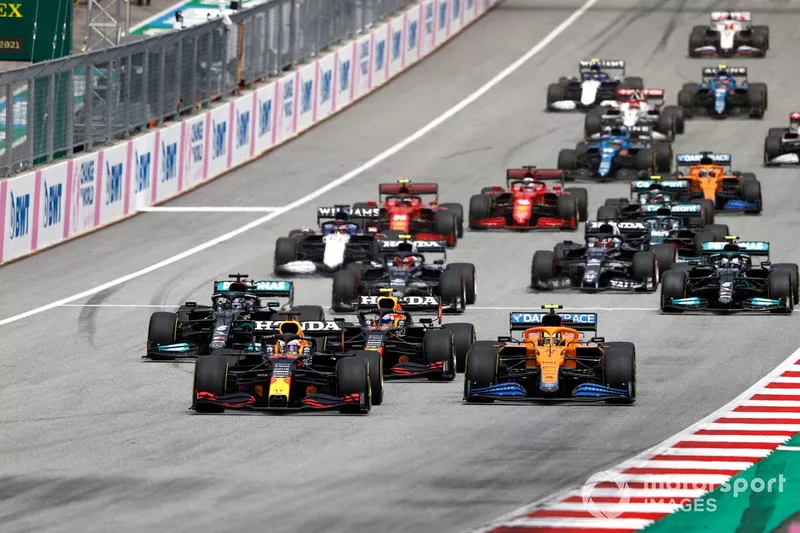 Max Verstappen, Red Bull Racing RB16B, Lando Norris, McLaren MCL35M, Sergio Pérez, Red Bull Racing RB16B, Lewis Hamilton, Mercedes W12, Valtteri Bottas, Mercedes W12, Pierre Gasly, AlphaTauri AT02, al inicio