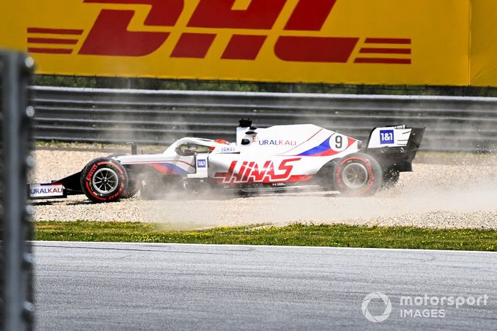 Nikita Mazepin, Haas VF-21 sobre la grava