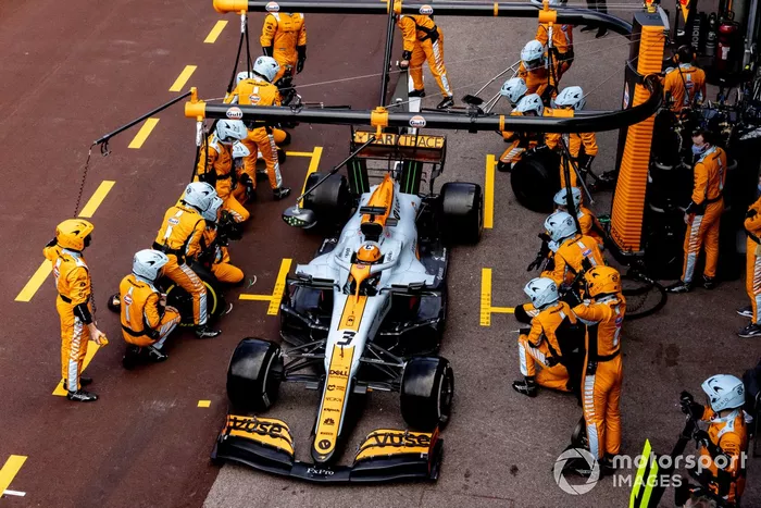 Daniel Ricciardo, McLaren MCL35M pit stop