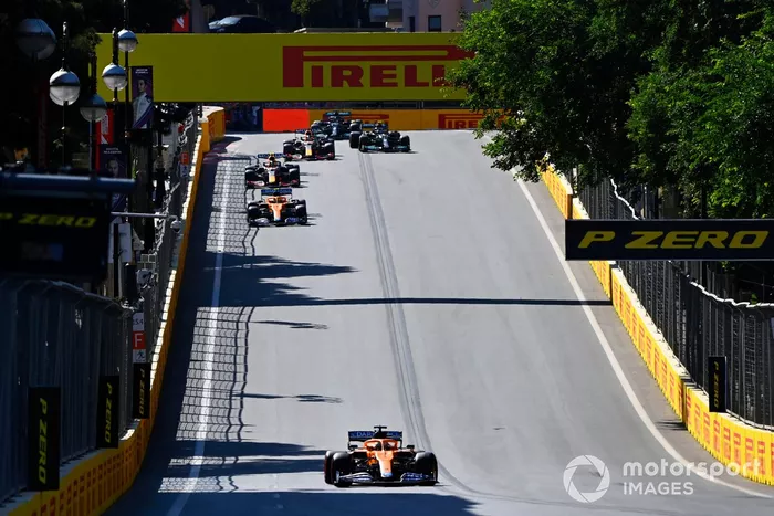 Daniel Ricciardo, McLaren MCL35M, Lando Norris, McLaren MCL35M, Sergio Pérez, Red Bull Racing RB16B