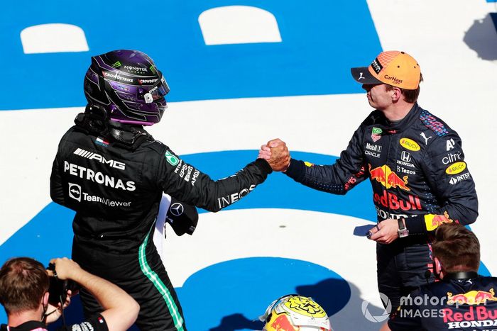 Segundo puesto Lewis Hamilton, Mercedes felicita al ganador de la pole Max Verstappen, Red Bull Racing, en Parc Ferme