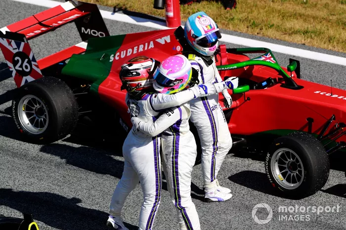 Tercer lugar Fabienne Wohlwend, segundo lugar Sarah Moore, y la ganadora Alice Powell celebran en Parc Ferme