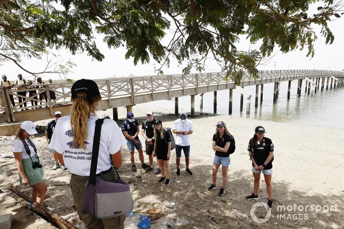 Kevin Hansen, del equipo JBXE Extreme-E, Mikaela Ahlin-Kottulinsky, del equipo JBXE Extreme-E, Catie Munnings, de Andretti United Extreme E, y Molly Taylor, de Rosberg X Racing, y los demás pilotos y medios de comunicación en la visita al proyecto Oceanium Mangrove Legacy