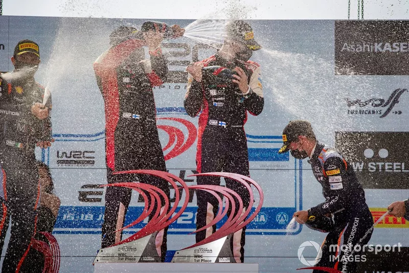 Podio: ganadores Kalle Rovanperä, Jonne Halttunen, Toyota Gazoo Racing WRT Toyota Yaris WRC