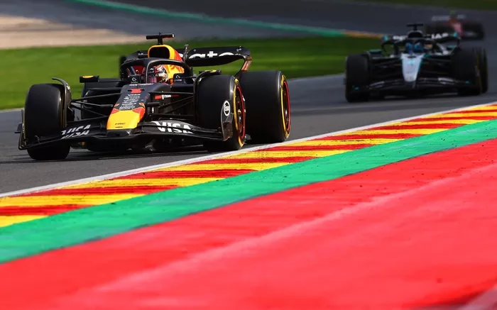 Max Verstappen, Red Bull Racing, George Russell, Mercedes