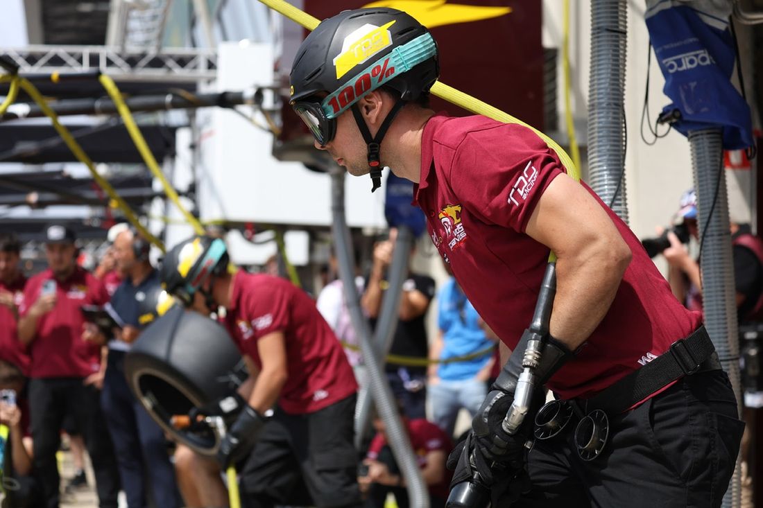 #48 VDS Panis Racing práctica en boxes