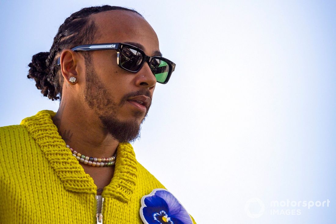 Lewis Hamilton, da Mercedes-AMG F1 Team, chega à pista