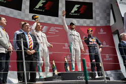 Подіум: друге місце - Ніко Росберг, Mercedes AMG F1, переможець - Льюіс Хемілтон, Mercedes AMG F1, т
