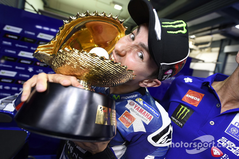 7. Jorge Lorenzo, Movistar Yamaha MotoGP, Yamaha con el trofeo