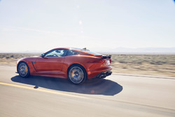 Jaguar F-Type test met Michelle Rodriguez
