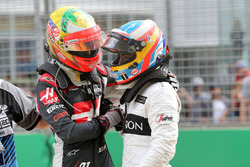 Esteban Gutierrez, Haas F1 Team and Fernando Alonso, McLaren