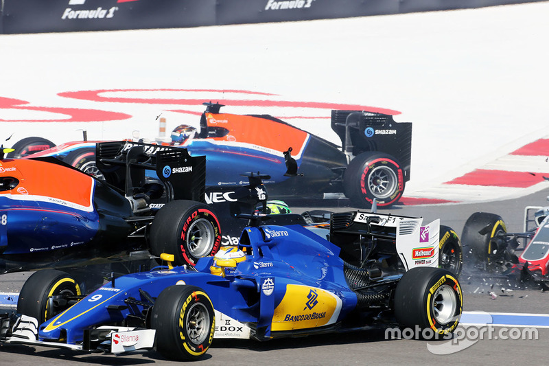 Marcus Ericsson, Sauber C35 choca al inicio de la carrera