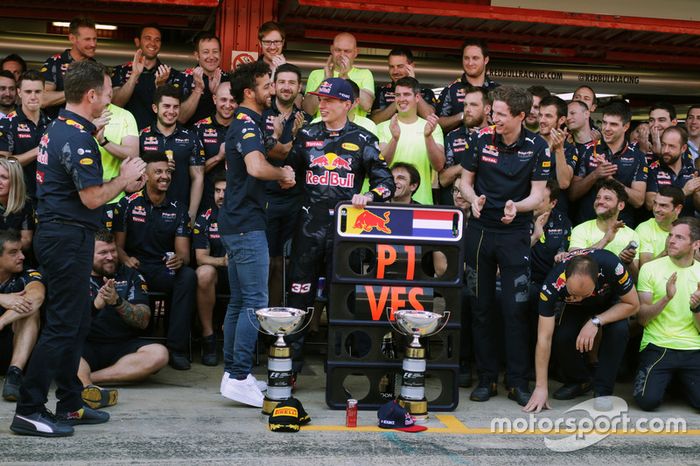 Ganador, Max Verstappen, Red Bull Racing celebra con Daniel Ricciardo, Red Bull Racing y el equipo