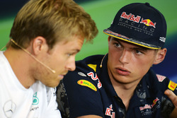 Nico Rosberg, Mercedes AMG F1; Max Verstappen, Red Bull Racing