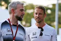 Jenson Button, McLaren con Adam Cooper, McLaren encargado de prensa