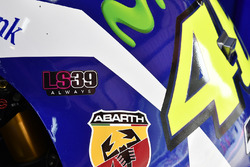 Valentino Rossi, Yamaha Factory Racing laat zijn Luis Salom sticker zien