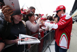 Kimi Raikkonen, Ferrari firma de autógrafos para los fans