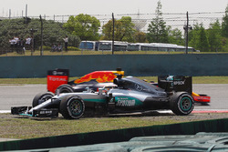 Lewis Hamilton, Mercedes AMG F1 Team W07 spins