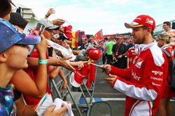 Sebastian Vettel, Ferrari firma de autógrafos para los fans