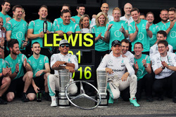 Sieger Lewis Hamilton, Mercedes AMG F1; 4. Nico Rosberg, Mercedes AMG F1, feiern mit dem Team